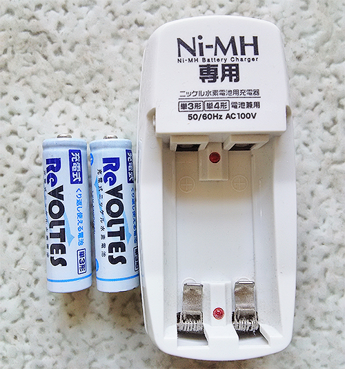 百均のReVOLTES（充電池）とNi-MH専用充電器